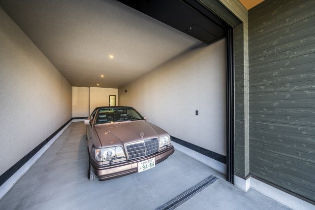 ザ・ハウス天王台　ガレージハウスの駐車場|余裕の2台駐車ガレージ