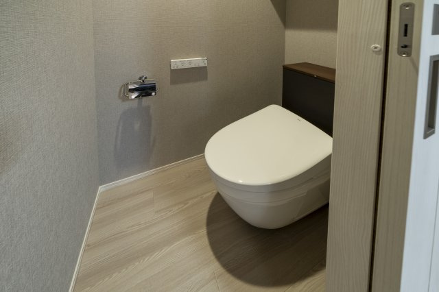 ザ・ハウス天王台　ガレージハウスのトイレ|うかせるトイレで床全体を拭くことができ、きれいに保てます。おしゃれな間接照明付き。
