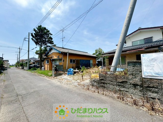 幸手市大字権現堂　中古一戸建ての前面道路含む現地写真|車の出し入れが苦手な方も安心！人通りが少ないので、ゆっくり駐車が可能です♪