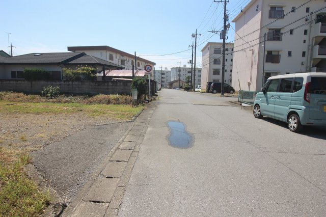 栃木市城内町2丁目の前面道路含む現地写真|北西側道路（2025年9月撮影）