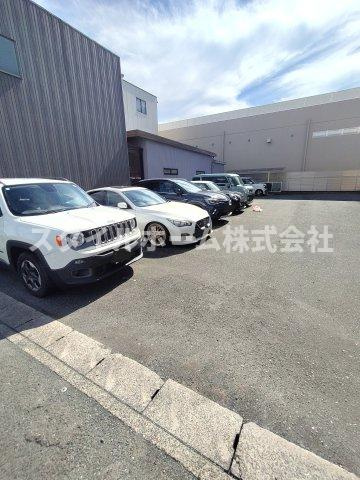 ファミリアーレ金屋の駐車場