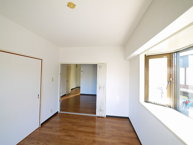 グランドライフ秋篠の洋室