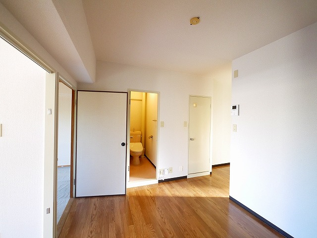 グランドライフ秋篠の居間・リビング