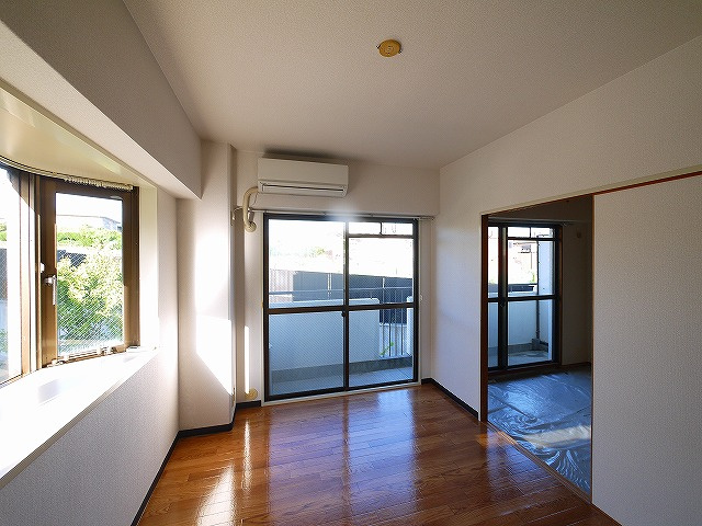 グランドライフ秋篠の洋室