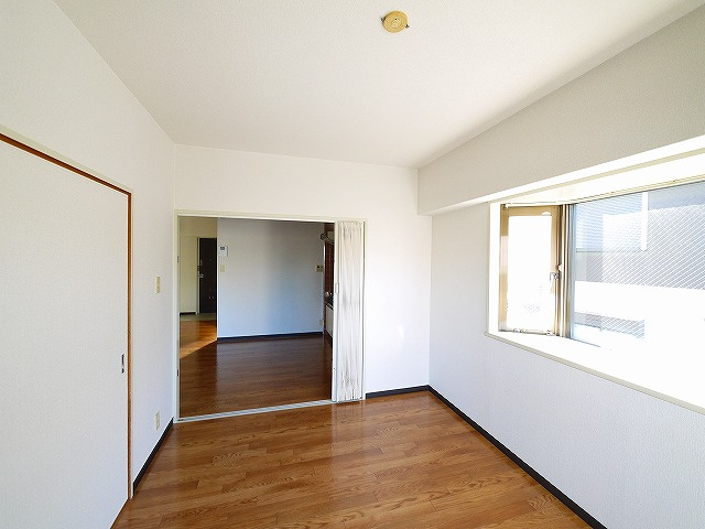 グランドライフ秋篠の洋室