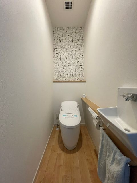 宇品西2丁目　一戸建てのトイレ|手洗いボウルが別にある2階の温水洗浄便座トイレです。各階にあり生活シーンで使い分けができて便利です。