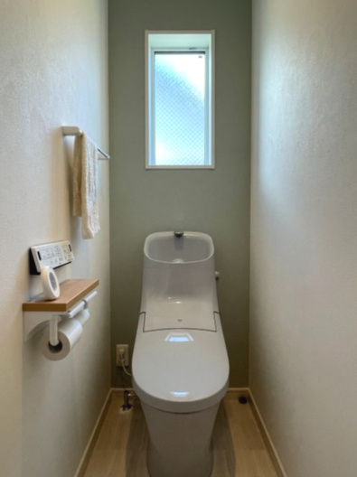宇品西2丁目　一戸建てのトイレ|1階の温水洗浄便座トイレです。随所にアクセントクロスが施され、おしゃれで雰囲気のよいお住まいです。