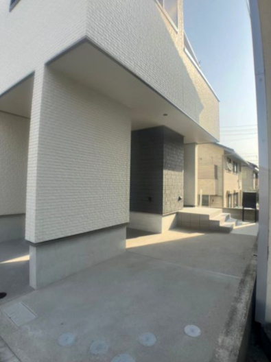宇品西2丁目　一戸建ての駐車場|駐車1台はビルドインで車種により2台可能。玄関が道路に面しておらずプライバシーの保ちやすさがあります