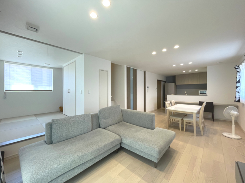 宇品西2丁目　一戸建ての居間・リビング|2023年建築です！ハウスメーカー施工による快適な住性能・住設計。太陽光発電搭載オール電化住宅です