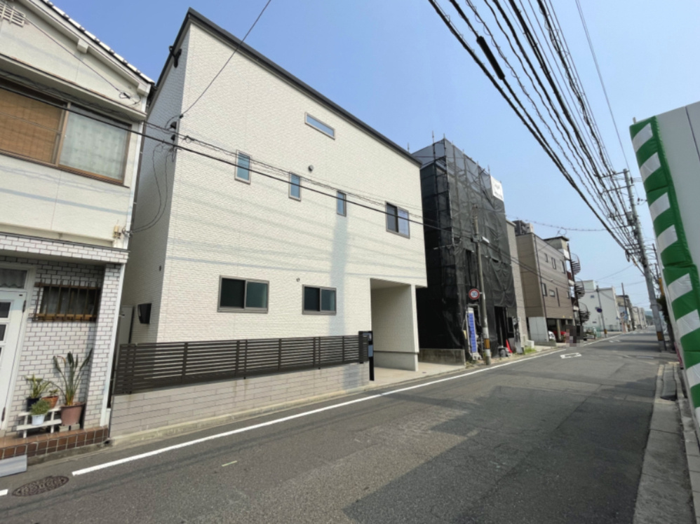 宇品西2丁目　一戸建ての前面道路含む現地写真|前面道路の車歩行者から視線が届きにくい窓の設計です。最寄りのスーパー「スパーク」まで徒歩3分です♪