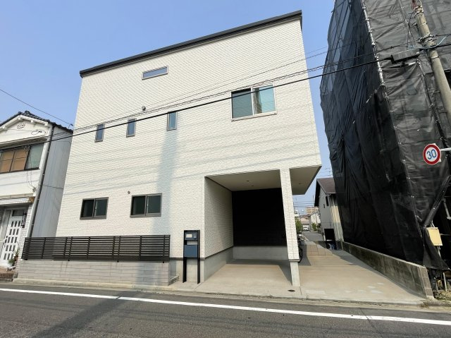 宇品西2丁目　一戸建ての外観|広島電鉄宇品線「宇品三丁目」徒歩7分。徒歩圏内にあらゆる生活利便施設が揃う住環境良好エリアです！
