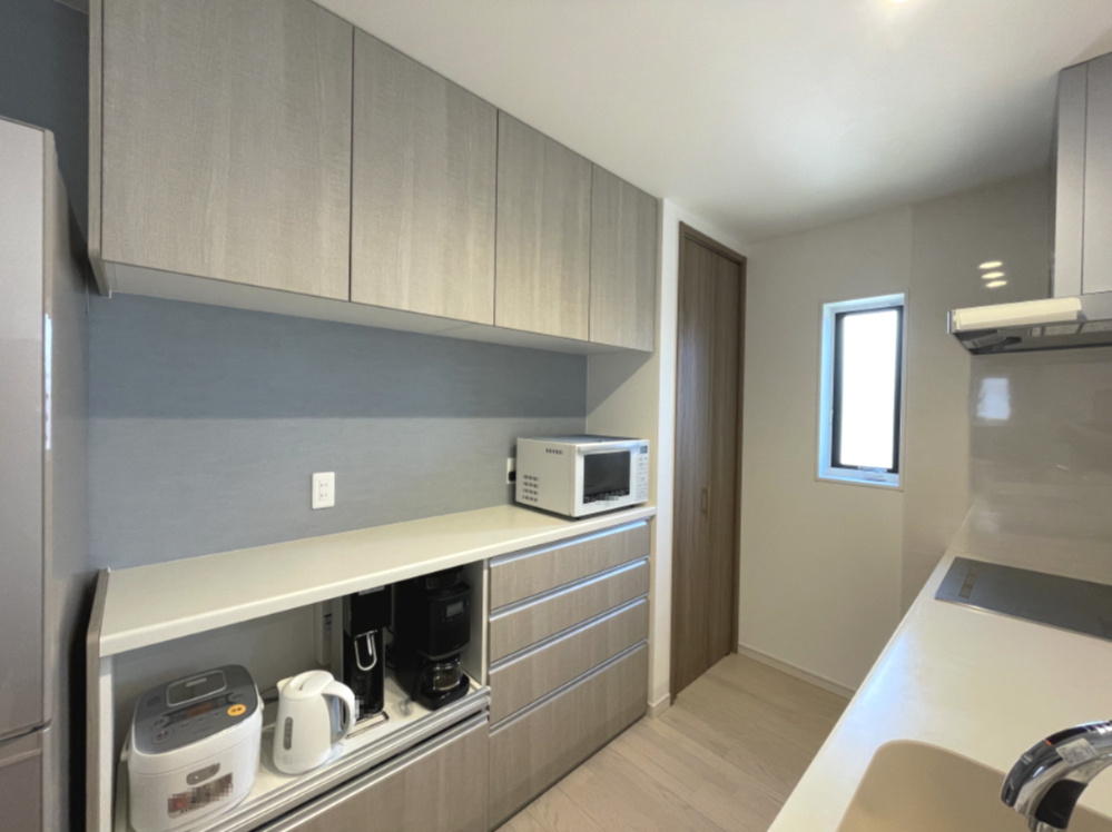 宇品西2丁目　一戸建てのキッチン|すっきり片付き、キッチンワークがはかどるカップボードと扉付き収納を完備。生活感を軽減し綺麗に保てます