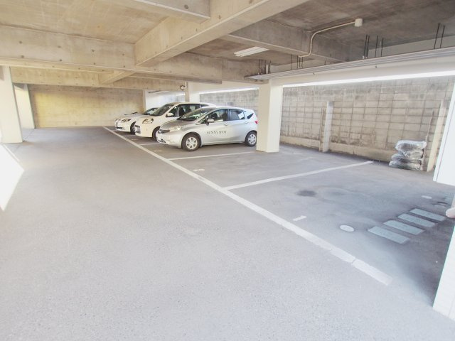 安芸郡海田町堀川町の賃貸マンションの駐車場