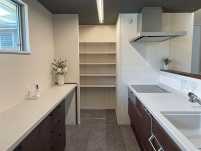 【キッチン】 | セレニティプレイス2号地 | コンパクトなキッチンで掃除もラクラク