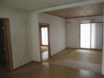 【居間・リビング】 | 西区池田2丁目 | [現在リフォーム中]8帖ある和室は畳の表替えクロス張り替えを行います。ダイニングキッチンと続き間にな