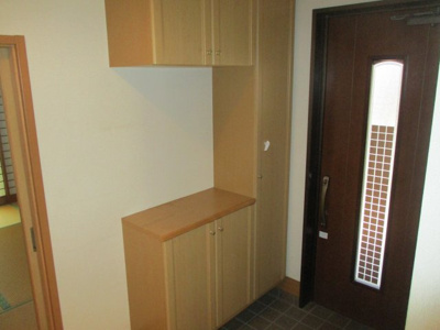 【内装】 | 西区池田2丁目 | [現在リフォーム中]玄関ホールにはコの字型シューズBOXがあります、壁・天井のクロス張り替え、ダウン