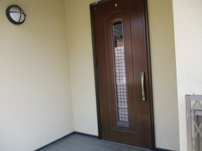 【玄関】 | 西区池田2丁目 | [現在リフォーム中]落ち着きのある玄関はカギの交換を行い、ポーチ灯は人感センサ－付に新しく交換します