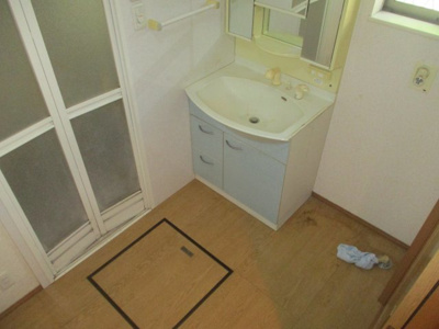 【独立洗面台】 | 西区池田2丁目 | [現在リフォーム中]脱衣室にはクリナップ社製75㎝幅、引出し収納タイプ洗面台が新設されます、蛇口は伸