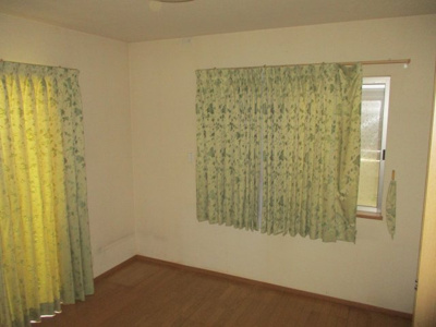 【洋室】 | 西区池田2丁目 | [現在リフォーム中]約6帖の洋室は天井のクロス張り替え、シーリング照明の交換を行います。