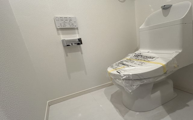 ダイアパレス清水ヶ丘スウィートガーデンのトイレ|新規交換済♪ウォシュレット内蔵の最新トイレ設備です♪トイレ上部にはあると便利な吊戸棚やタオルかけを設置♪