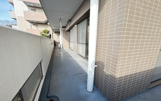 ダイアパレス清水ヶ丘スウィートガーデンのバルコニー|南向きで広くワイドなバルコニーは、陽当りも、風通りも良く洗濯物の渇きも早く家事の時短にもなりますよ♪