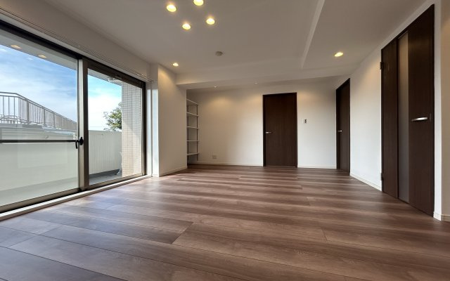 ダイアパレス清水ヶ丘スウィートガーデンの居間・リビング|南向きに大きく開いた窓からは、明るい陽射しが射し込みます。
爽やかな風が吹き抜ける心地良いリビングには、自然と家族が集まります♪
ダウンライト照明もオシャレですね♪