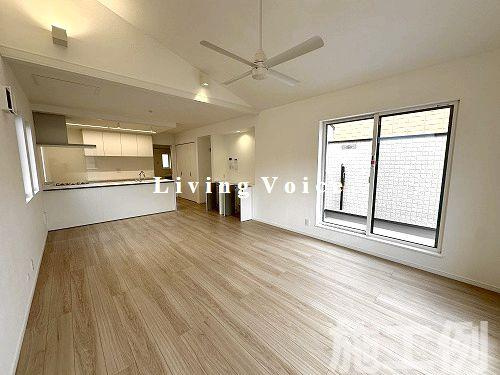 【居間・リビング】 | 【仲介手数料０円】藤沢市辻堂元町5丁目　新築一戸建て　2号棟　全2棟 | 藤沢市辻堂元町5丁目　新築一戸建て　2号棟　全2棟