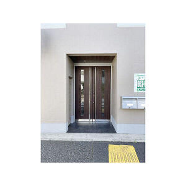 8番ビル東白壁のエントランス