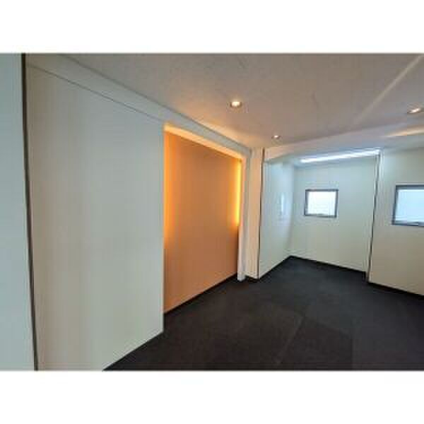 8番ビル東白壁のロビー