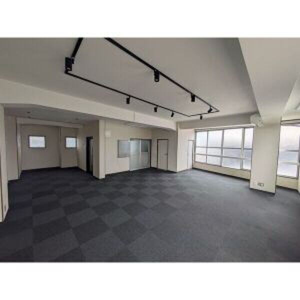 8番ビル東白壁のロビー