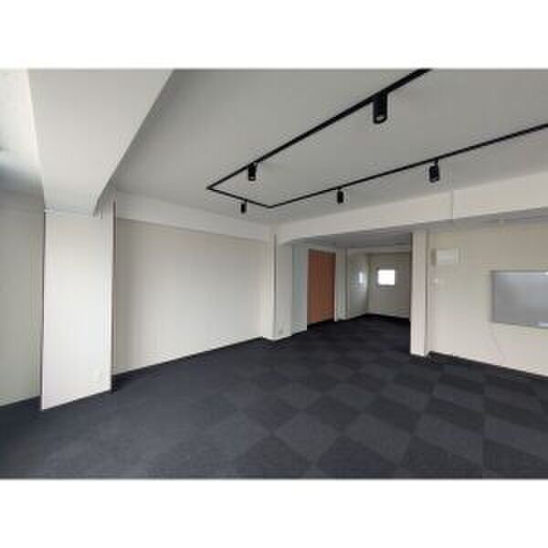 8番ビル東白壁のロビー