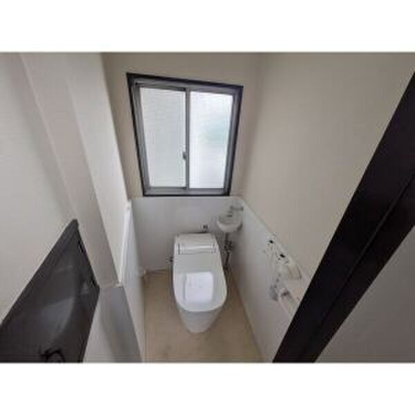 8番ビル東白壁のトイレ