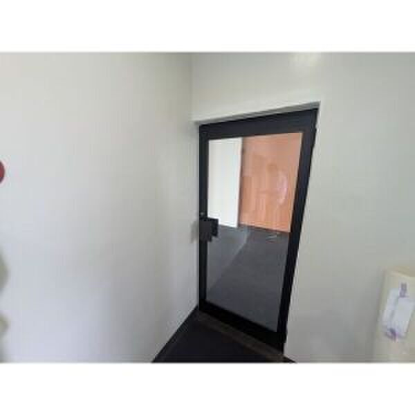 8番ビル東白壁の玄関