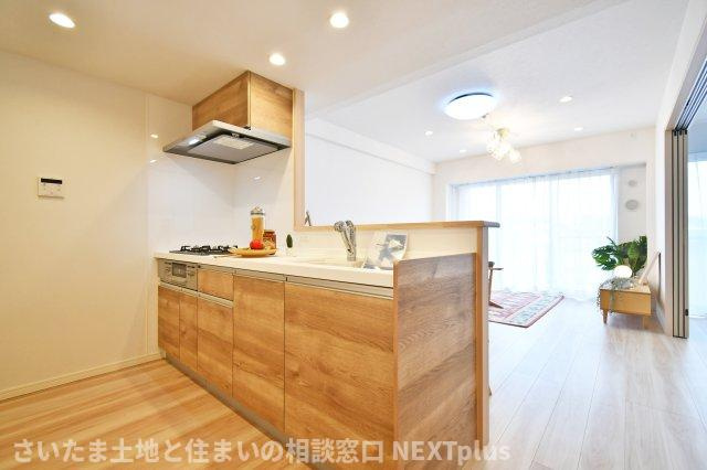 コスモ浦和ガーデンフォルムのキッチン|奥行きも横幅も広さがありますので、2人でお料理しても動きやすいゆったり空間でお料理が楽しくなります！カウンターキッチンはお料理をしながら家族の様子が見え、会話も弾むので人気な設備となっております！