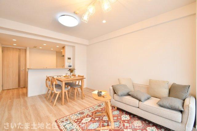 コスモ浦和ガーデンフォルムの居間・リビング|LDK13.5帖：白を基調としているのでどんなコーディネートにも合いやすく、レイアウトが楽しくなりますね◎木目調のフローリングとおしゃれな照明が、モダンな雰囲気のリビングダイニングです！