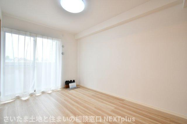 コスモ浦和ガーデンフォルムの洋室|洋室①6.2帖：東向きの大きな窓からは朝日がたっぷりと入るので、すっきりと気持ちよく目覚られそうですね！梁や柱などのデットスペースになるものが無いので、お部屋のレイアウトがしやすいです◎