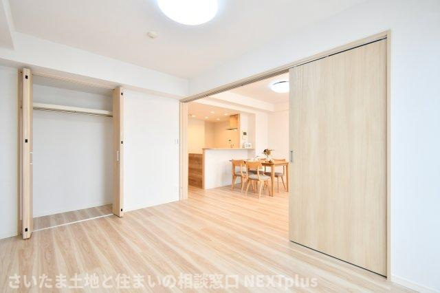 コスモ浦和ガーデンフォルムの洋室|洋室①6.2帖：LDKの続き間なので、扉を開けると開放感があります！リビングから目が届くのでお子様の遊び場としても◎クローゼットも大容量でハンガーラックつきなので、お洋服や荷物を片付けやすいです！