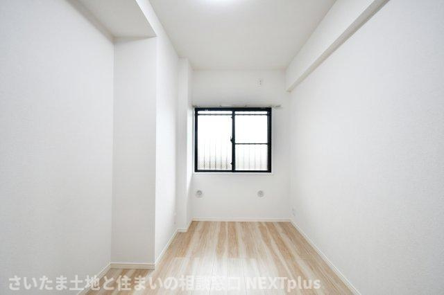 コスモ浦和ガーデンフォルムの洋室|洋室②5帖：西側に窓があるので、朝はぐっすり眠りたい方にぴったりの洋室です◎壁や天井が白いお部屋はシンプルでお部屋のコーディネートがしやすいため、レイアウトを自由自在に楽しめますね◎