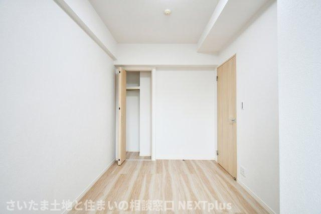 コスモ浦和ガーデンフォルムの洋室|洋室②5帖：クローゼットは各部屋についています。ベットと勉強机を置いてもゆとりのある広さなので、お子様部屋としてもご使用いただけます。リモートワーク部屋や書斎としてもちょうどいい広さです！