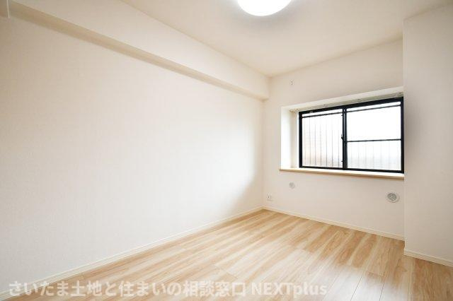 コスモ浦和ガーデンフォルムの洋室|洋室③6.3帖：窓の下はカウンターになっているので、ちょっとした小物などを置くことができます◎西向きで朝日が入ってこないので、朝起きる時間が遅い方やぐっすり眠りたい方にぴったりです！