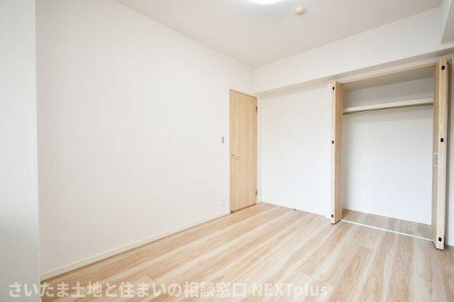 コスモ浦和ガーデンフォルムの洋室|洋室③6.3帖：クローゼットにはハンガーラックがついているので、洋服とその他の物を分けて収納しやすく、家事の時短になります！ダブルベットも置ける広さなので、主寝室としてもおすすめです◎