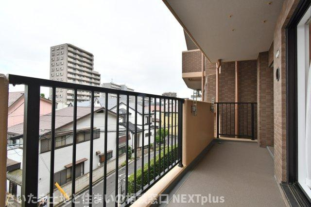 コスモ浦和ガーデンフォルムのバルコニー|東向きのバルコニーなので、朝早くの洗濯物気分が上がりますね◎洗濯物干し場としてだけではなく、天気の良い日はイス・テーブルでプライベートカフェテラスにいかがでしょうか♪