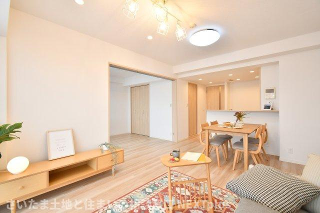 コスモ浦和ガーデンフォルムの居間・リビング|13.5帖LDK：可動間仕切りを大きく開放すると…、合計19.7帖のゆったり空間に！洋室のクローゼットも大容量なので、散らかりがちなリビングも、いつもスッキリ気持ち良い室内となります。