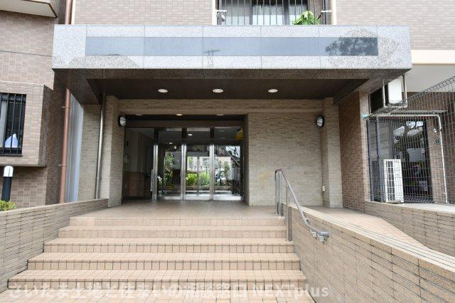 コスモ浦和ガーデンフォルムのエントランス|上品さが漂うエントランスアプローチ！階段のほかにスロープがあるので、足の不自由な方や車いす、ベビーカーでも難なく出入りができます◎エントランス周辺には緑があります◎