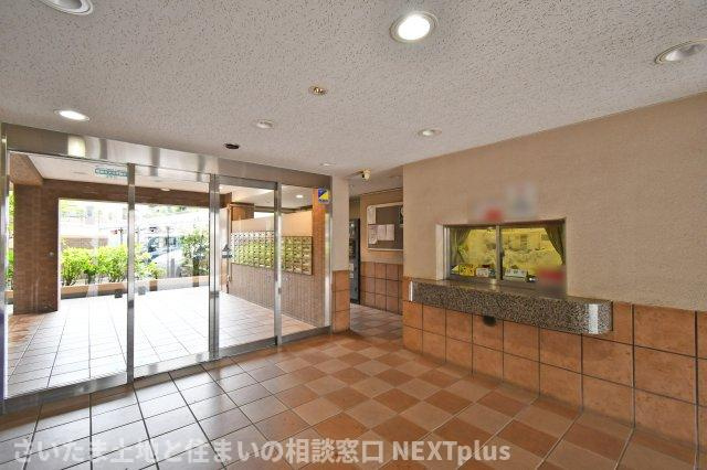 コスモ浦和ガーデンフォルムのエントランス|安心安全のオートロック付きです。防犯面が気になるご家庭も、小さいお子様がいるご家庭も、安心して暮らせます◎エントランス前には緑もあり、穏やかな暮らしが叶いますね◎