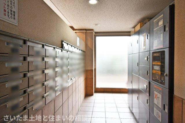 コスモ浦和ガーデンフォルムの設備|イマドキ便利な宅配ボックスつき！不在時も宅配ボックスで受け取りが出来るので、お仕事で帰宅時間が遅い方や、お出かけで長時間お家を空けることが多い方も、安心してネットショッピングを楽しめますね◎