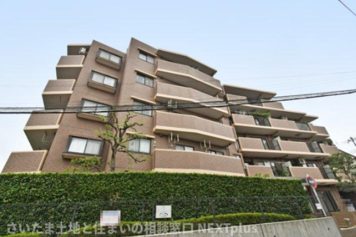 コスモ浦和ガーデンフォルムの外観|JR京浜東北線『北浦和』駅まで自転車21分。バスだと徒歩含め13分の立地です。徒歩圏内に公共施設やスーパーがあるので、毎日の買い物に便利です◎公園まで徒歩5分なので、子育て中のファミリーにもぴったり！