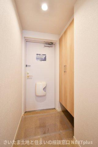 コスモ浦和ガーデンフォルムの玄関|玄関は広めに設計されておりますので、お子様と並んで靴を一緒に履く事もできます！トールサイズのシューズボックスですので、ブーツや長靴などの季節物のかさばる靴もしっかり収納する事ができます。