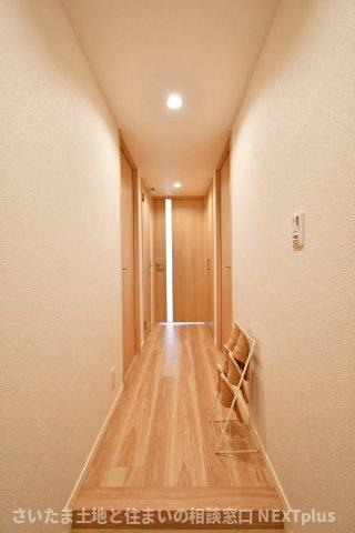 コスモ浦和ガーデンフォルムの玄関|玄関ドアの正面にはリビングの扉が設置されておりますので、急な訪問で玄関を開けた際室内が見えない設計です！扉とフローリングが木目調なので、帰宅時にほっこりと穏やかな気持ちになりますね◎