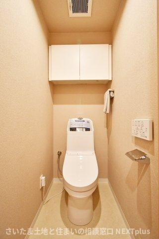 コスモ浦和ガーデンフォルムのトイレ|トイレ：奥行きにゆとりがあり、圧迫感の少ないトイレスペース。吊戸棚付きで、トイレットペーパーなどの備品補充も楽々行えます。掃除用具をしまうと生活感も消す事ができ、イマドキなお部屋にできます。